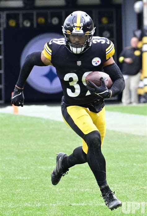 Photo: Steelers Minkah Fitzpatrick Interceptions in Third Quarter - PIT2022100211 - UPI.com