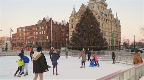 Clinton Square Ice Rink draws out a crowd on Christmas Day | WSTM