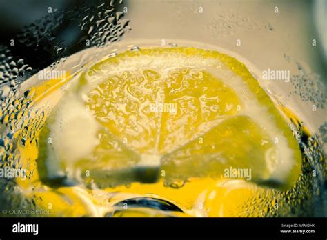 Close-up Of Lemon Slice In Water Stock Photo - Alamy
