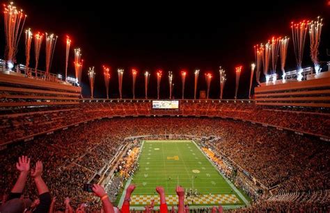 Tennessee Newcomers Have Awesome Reactions to Neyland Stadium Atmosphere | Rocky Top Insider