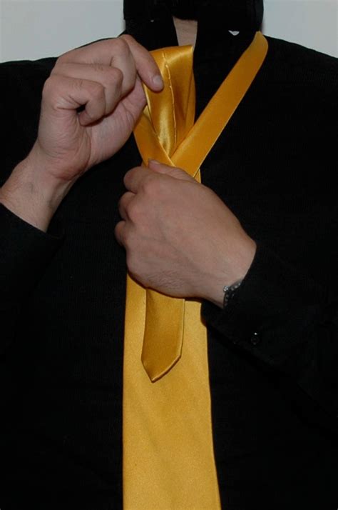 How to Tie a Tie: Full Windsor : 10 Steps (with Pictures) - Instructables