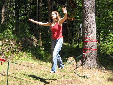 Fichier:Maggie on slackline.jpg — Wikipédia