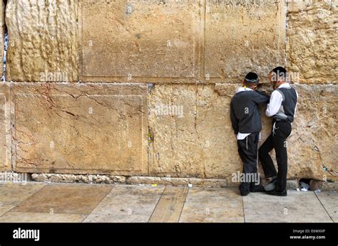 Prayer notes in wailing wall israel hi-res stock photography and images ...