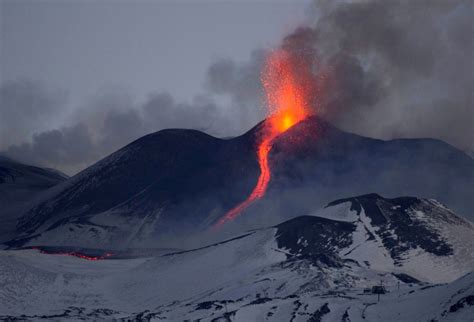 There She Blows! Italy's Mount Etna Erupts | Live Science