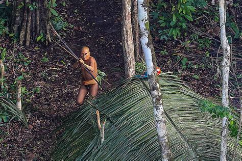 Remarkable Photos Of An Uncontacted Amazon Tribe Unaware Of Modern Civilization Credit: Ricardo ...