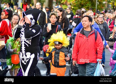 Kids parade hi-res stock photography and images - Alamy