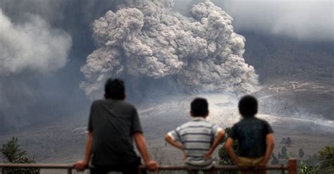 Vulcões assustam e criam belas imagens pelo mundo | Volcano, Active volcano, North sumatra