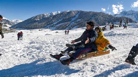 As Gulmarg, Sonamarg receive snowfall, tourists witness a winter ...