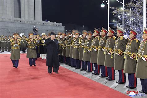 Kim Jong Un shows off daughter, missiles at N. Korean parade ...