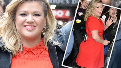 Eat Your Heart Out! Kelly Clarkson Ignores Weight Gain Criticism, Singer ‘Loves The Way She Looks’