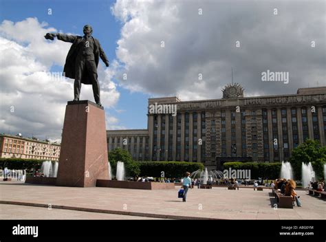 Lenin statue in front of House of Soviets, St Petersburg Stock Photo ...