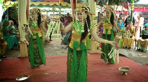 Tarian Daerah Kalimantan Tari Baksa Kembang Sampai Tari Burung Enggang ...