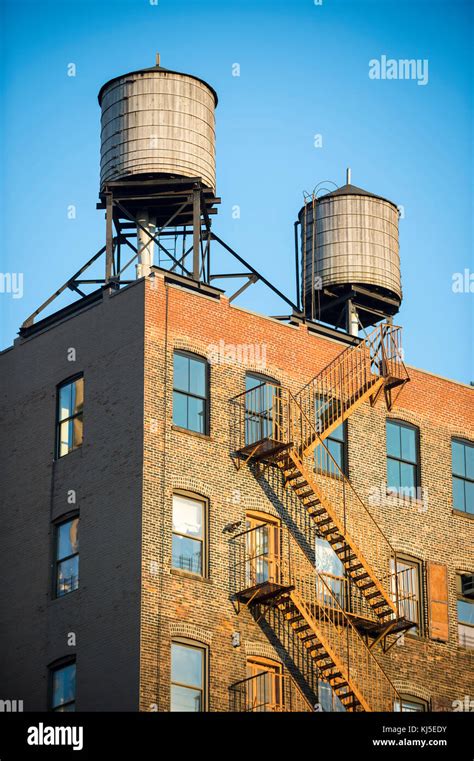 New york city water towers hi-res stock photography and images - Alamy