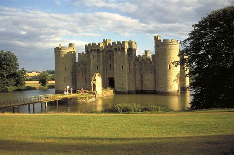 castle and moat, Bodiam, East Sussex, England. Credit: VisitBritain/Britain on View | English ...