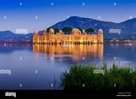 The palace Jal Mahal at night. Jal Mahal (Water Palace) was built Stock Photo: 102802959 - Alamy