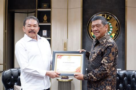 Jaksa Agung Terima Penghargaan Best Achievement Award 2023 - Kabar6.com