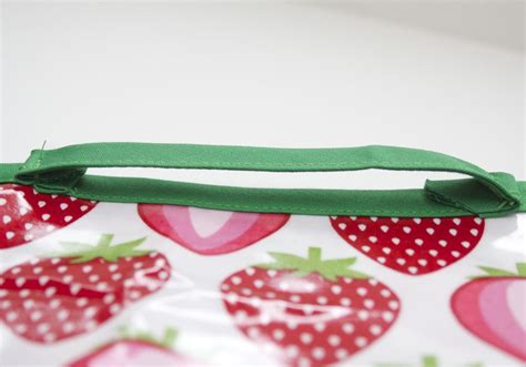 Sew Can Do: CraftShare: Laminated Strawberry Placemat Set