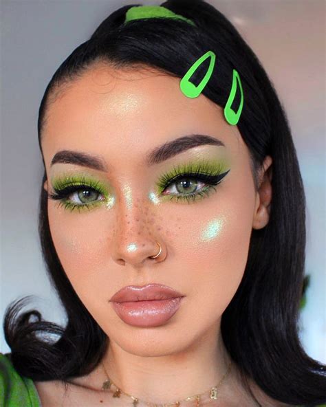 Green highlighter in 2020 | Eye makeup designs, Artistry makeup, Green ...