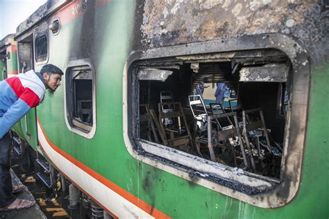 Four killed as train catches fire in Bangladesh capital - EFE Noticias