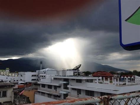 Rare and Eerie Sky Phenomenon: Tyndall Light Scattering Effect Over ...