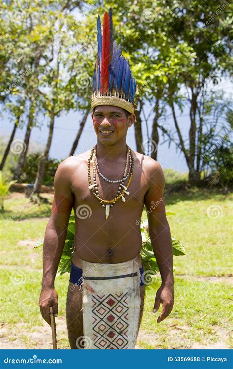 Hombre Indio Brasileño Hermoso De La Tribu En El Amazonas, El Brasil ...