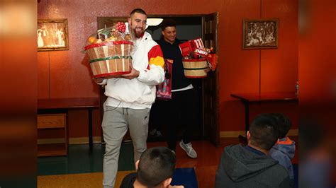 Chiefs’ QB Patrick Mahomes and TE Travis Kelce Surprise a Local Family with Food, Gifts and a ...