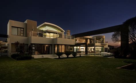 Huge Modern Home In Hollywood Style By Nico van der Meulen Architects ...