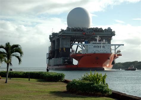 File:X band radar platform entering Pearl on Heavy lift Marlin.jpg - Wikimedia Commons