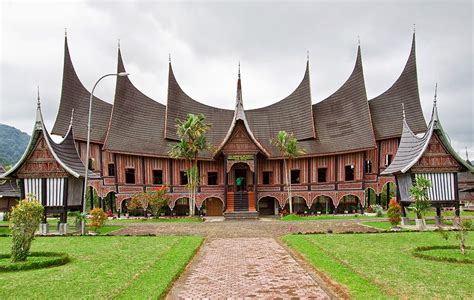 Rumah Adat Minangkabau Bagonjong (Rumah Gadang) Berserta Penjelasannya ...