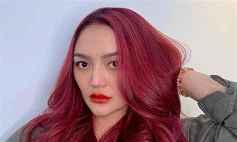 Siti Badriah Warna Rambut Merah Terinspirasi Princess Ariel