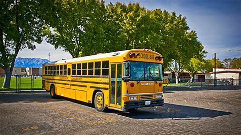 Por qué los autobuses escolares americanos son gigantes y amarillos