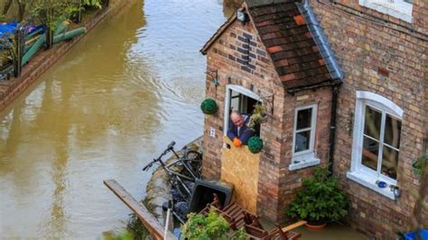 England floods: Ten days 'of difficult conditions' expected - BBC News