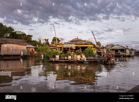 Floating village in Kampong Chhnang, Cambodia Stock Photo - Alamy