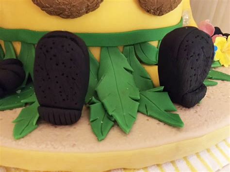 The Bake More: Minion Hawaiian Hula Skirt Cake