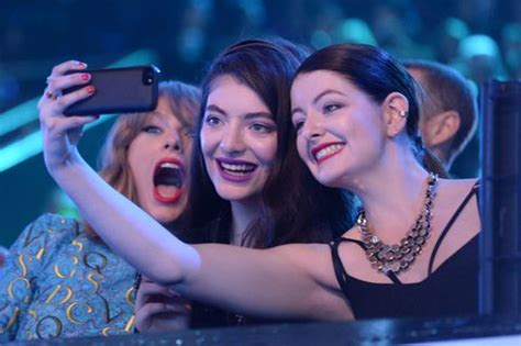 105 Ridiculous Photos of Celebrities Taking Selfies