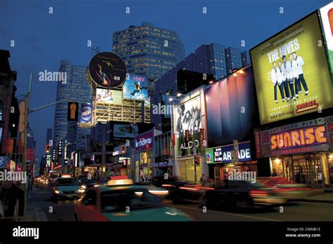 Yonge & Dundas Street, Toronto Ontario Stock Photo - Alamy