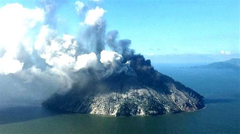 Papua New Guinea volcano: Islanders flee worsening eruption - BBC News