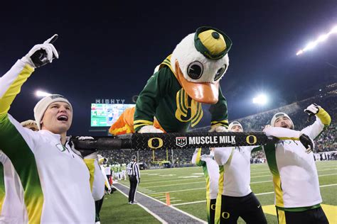 Fans amazed by amount of push-ups Oregon Duck did Saturday - Athlon Sports