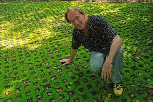 Patrick Blanc on a mossy concrete car parking, Menjangan, Bali | Mur Vegetal Patrick Blanc