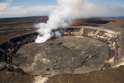 HAWAIIAN LAVA DAILY: Halema’uma’u Crater still glowing brightly ~ Lava flows hot from mountain ...