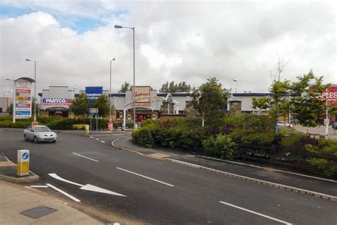 Kew Retail Park © Gerald England :: Geograph Britain and Ireland