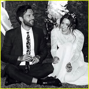 Lizzy Caplan & Tom Riley Are Married – See a Wedding Photo! | Lizzy Caplan, Tom Riley, Wedding ...