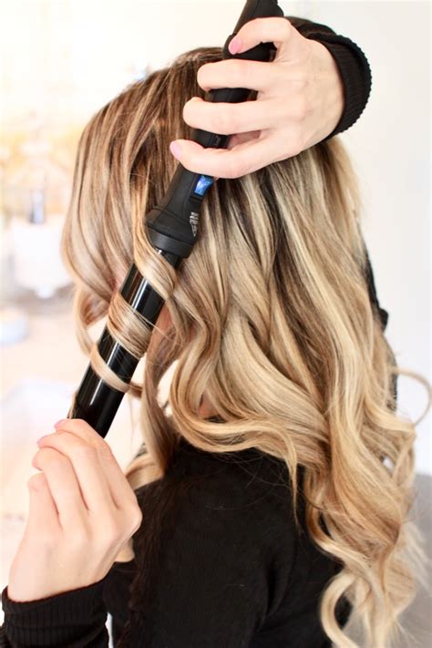 how-to-curl-your-hair-with-a-wand-tutorial | Curls and Cashmere