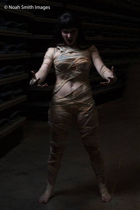 A Cosplayer In Character As Princess Ahmanet From The Mummy Fotografía ...