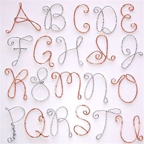 Inicial. Letra de alambre. Ornamento de la Navidad por wiremajigs | Wire weaving, Beads and wire ...