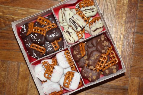 Julie Bakes: Festive chocolate covered pretzels