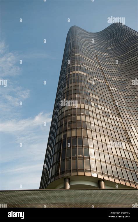 Curved skyscraper hi-res stock photography and images - Alamy