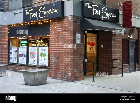 The grocery store entrance in New York Stock Photo - Alamy