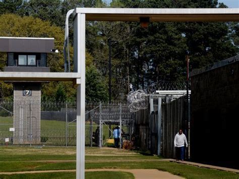 Louisiana prison inmate breaks loose and ‘murders the assistant warden ...