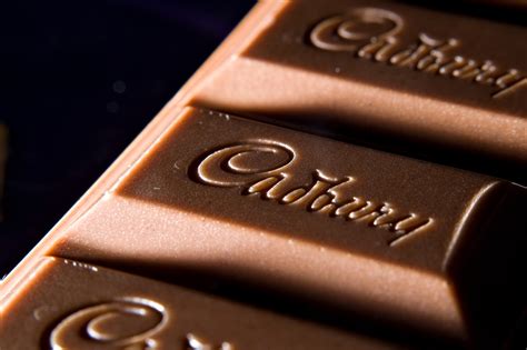 Cadbury Chocolate - Holding A Cadbury - 2500x1663 Wallpaper - teahub.io